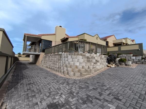 Townhouse For Sale in Seemeeu Park, Mossel Bay